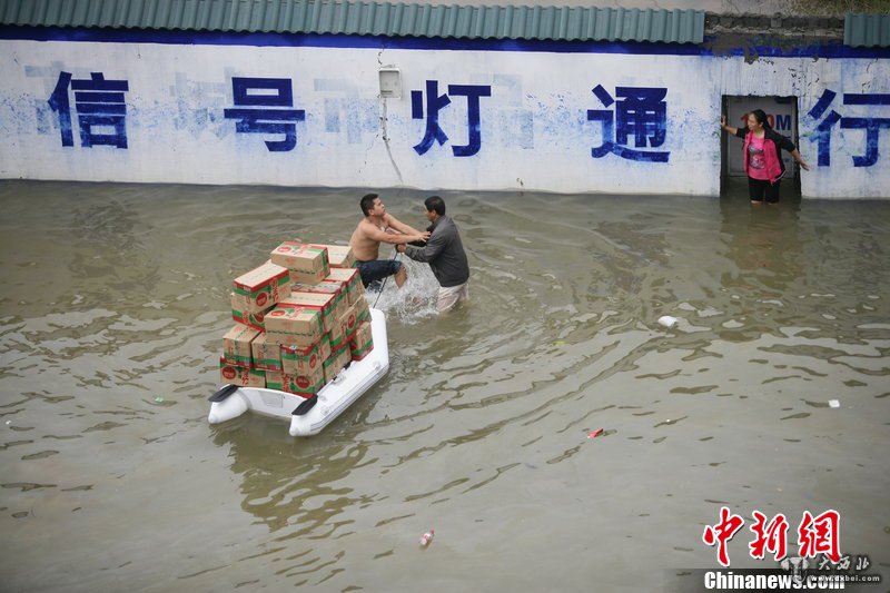 浙江余姚外地居民与志愿者起冲突 救援物资遭哄抢