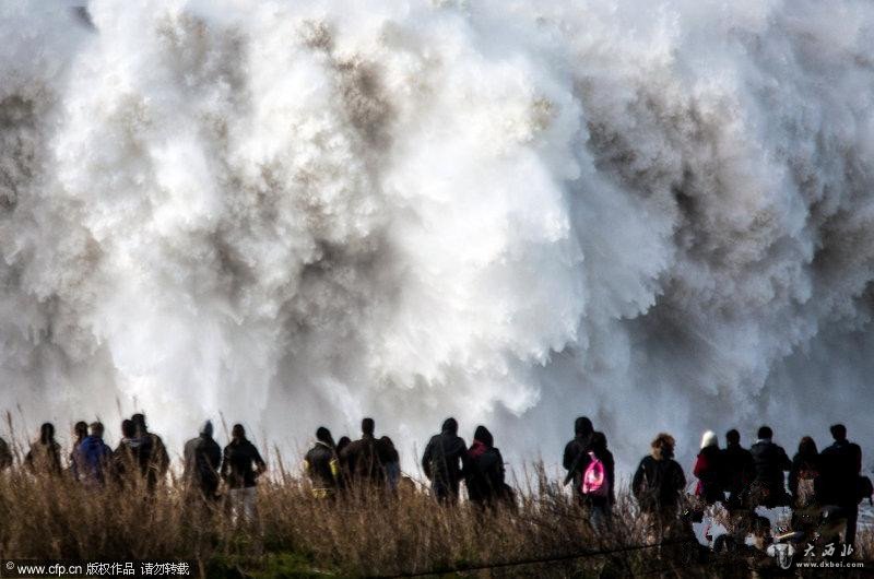 巨浪侵袭葡萄牙 宛如万马齐奔（高清组图）