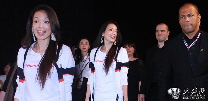 舒淇现身活动遭众人围观狂拍照 吐舌向粉丝卖萌