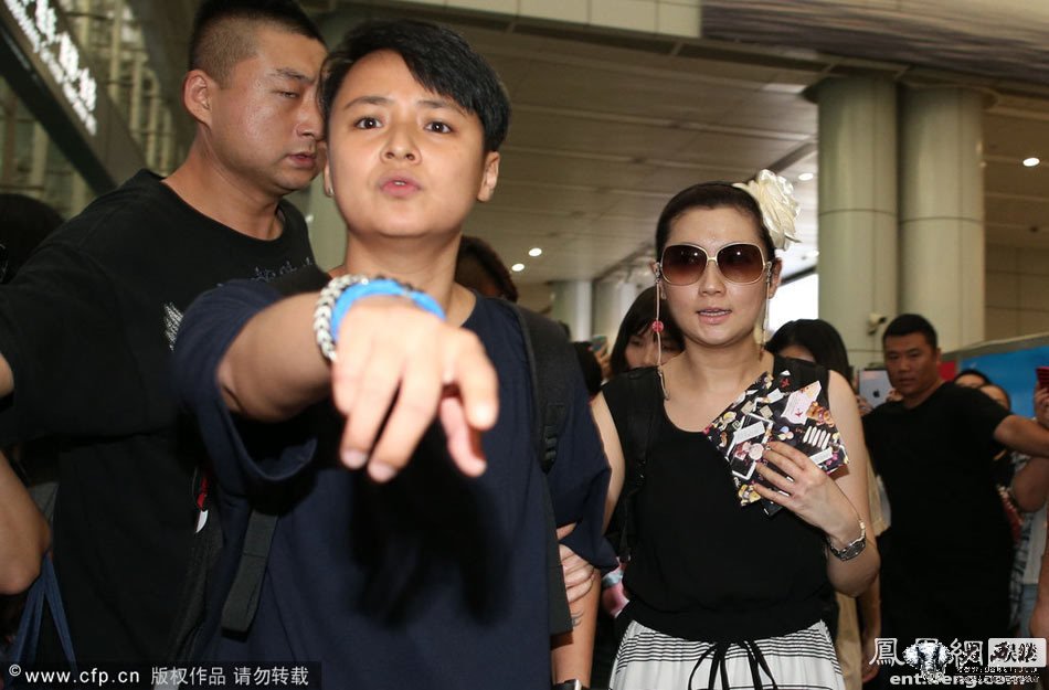 SHE亮相遭大批粉丝围堵 Selina助理怒指记者