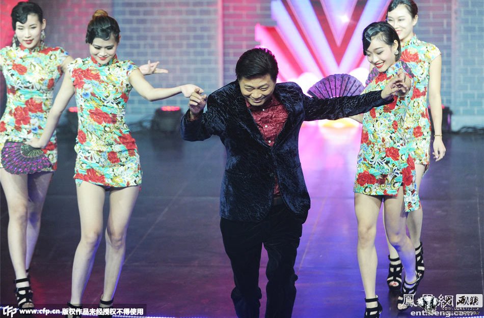 崔永元录节目与4名长腿辣妹热舞 笑容满面