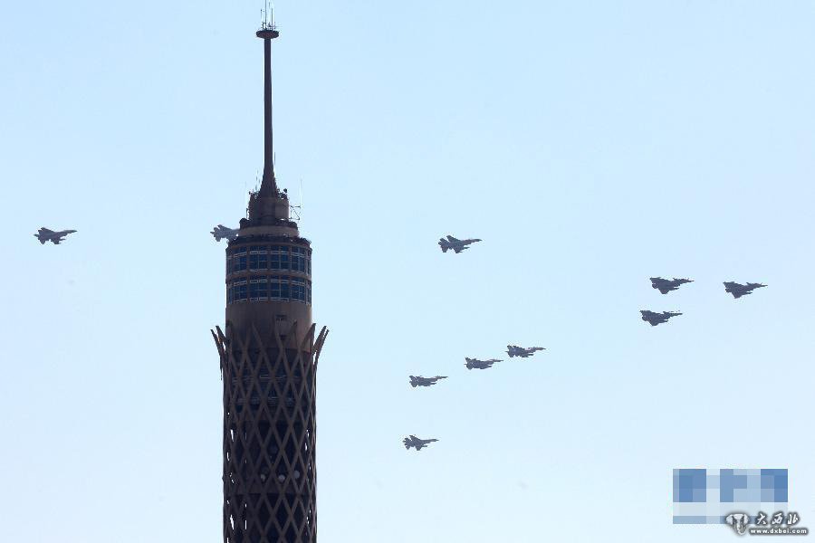 首批法国“阵风”战斗机在埃及开罗上空飞行