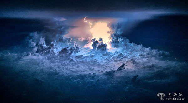 飞行员高空拍摄雷暴天象奇观令人惊叹