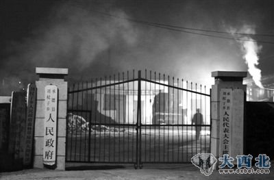 昨晚10时许,刘杖子乡政府大门紧闭。 昨晚10时许,刘杖子乡政府大门紧闭。