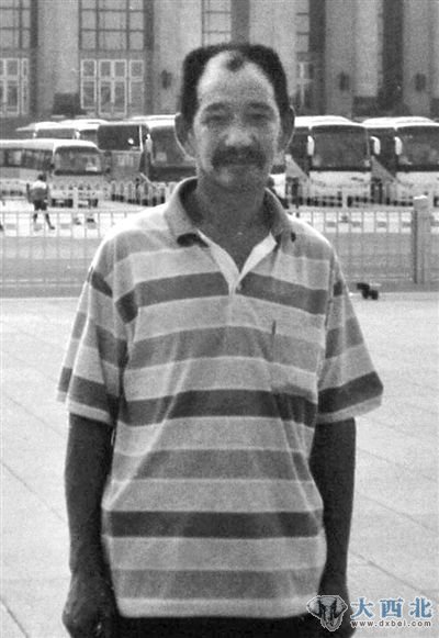 记者翻拍的疑犯高井合生活照。 记者翻拍的疑犯高井合生活照。