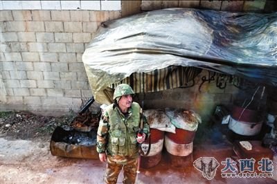 1月16日,一名叙利亚士兵在霍姆斯街头执勤。当天,来自英国、捷克、中国等国记者组成的报道团在叙利亚新闻局的带领下,再次进入霍姆斯采访。新华社发 1月16日,一名叙利亚士兵在霍姆斯街头执勤。当天,来自英国、捷克、中国等国记者组成的报道团在叙利亚新闻局的带领下,再次进入霍姆斯采访。新华社发