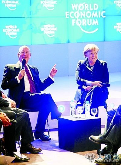 世界经济论坛主席施瓦布(左)和德国总理默克尔出席开幕式。新华社 发 世界经济论坛主席施瓦布(左)和德国总理默克尔出席开幕式。新华社 发