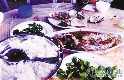 罗迪微博曝光的天价排档,“三个菜价格4000元”。 罗迪微博曝光的天价排档,“三个菜价格4000元”。