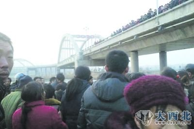 孩子们的遗体就埋在这个大桥下。 孩子们的遗体就埋在这个大桥下。