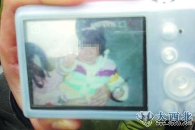 女孩吉儿生前照片,依稀可以看到可爱的笑脸。 女孩吉儿生前照片,依稀可以看到可爱的笑脸。