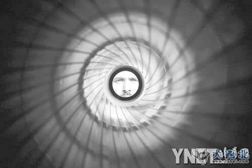 1月23日，在印度卡萨举行的军事展览会上，一名军人在一个火箭发射