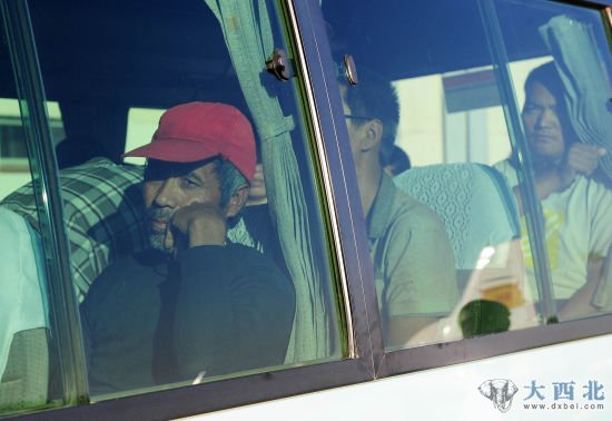 2月7日,在肯尼亚首都内罗毕威尔逊机场,获救人员登上中巴车。 2月7日,在肯尼亚首都内罗毕威尔逊机场,获救人员登上中巴车。