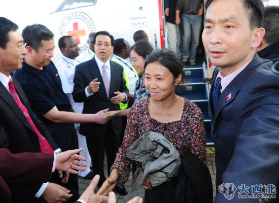 2月7日,在肯尼亚首都内罗毕威尔逊机场,获救人员走下飞机。 2月7日,在肯尼亚首都内罗毕威尔逊机场,获救人员走下飞机。