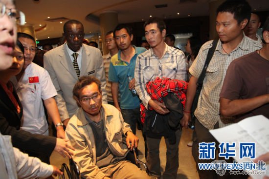 2月7日,在苏丹遭劫持的中方人员抵达肯尼亚首都内罗毕洲际饭店。29名在苏丹遭劫持的中方人员当地时间7日中午在苏丹南科尔多凡州搭乘红十字国际委员会包机,于傍晚时分安全抵达内罗毕威尔逊机场。新华社记者蒋林摄 2月7日,在苏丹遭劫持的中方人员抵达肯尼亚首都内罗毕洲际饭店。29名在苏丹遭劫持的中方人员当地时间7日中午在苏丹南科尔多凡州搭乘红十字国际委员会包机,于傍晚时分安全抵达内罗毕威尔逊机场。新华社记者蒋林摄