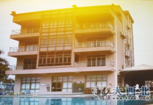 以收购站作幌子,废品站后面建起了三栋楼房,仅看外观极其普通,不过内部装修豪华,是“龙哥”让手下在里面尽情享乐的“皇宫”。