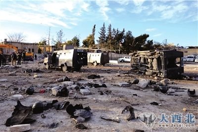 2月10日,叙利亚阿勒颇市阿尔库伯区的一处警营遭袭,爆炸现场一片狼籍。新华社发 2月10日,叙利亚阿勒颇市阿尔库伯区的一处警营遭袭,爆炸现场一片狼籍。新华社发