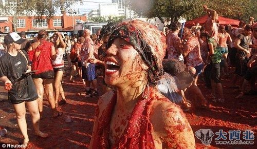 据悉,该活动受到了西班牙小镇布尼奥尔每年传统的“番茄大战”节的启发。 据悉,该活动受到了西班牙小镇布尼奥尔每年传统的“番茄大战”节的启发。