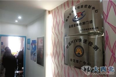 几名候诊者正在彩虹门诊外等候。本版摄影本报记者朱嘉磊摄 几名候诊者正在彩虹门诊外等候。本版摄影本报记者朱嘉磊摄