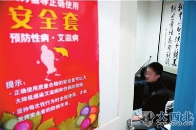 彩虹门诊内,一名志愿者正在给一名候诊者讲解日常防护知识。 彩虹门诊内,一名志愿者正在给一名候诊者讲解日常防护知识。