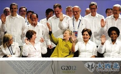 与众外长合影时，衣着“另类”的希拉里与身边人谈笑风生。图/人民图片