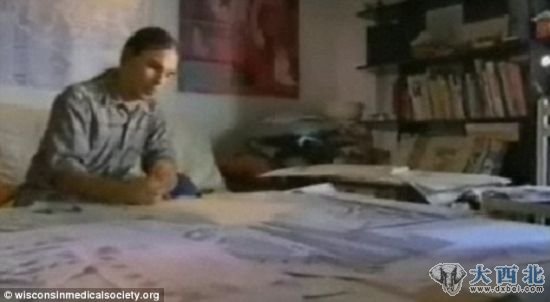 特莱希恩现年40岁,是一名自闭症患者,他描绘的假想城市乌维尔拥有令人吃惊的细节 特莱希恩现年40岁,是一名自闭症患者,他描绘的假想城市乌维尔拥有令人吃惊的细节