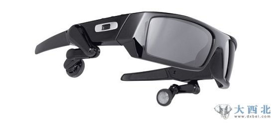 据报道,这款眼镜的外观与Oakley Thump太阳镜类似 据报道,这款眼镜的外观与Oakley Thump太阳镜类似