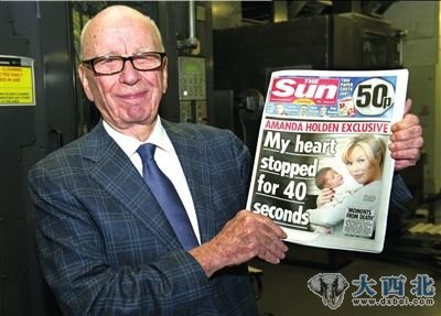 25日晚，默多克展示新出炉的《星期日太阳报》。　图/东方IC 