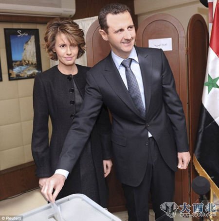 2月26日，叙利亚总统阿萨德携妻子到位于叙利亚国家广播电视台总部的投票站，参加新宪法草案公投。