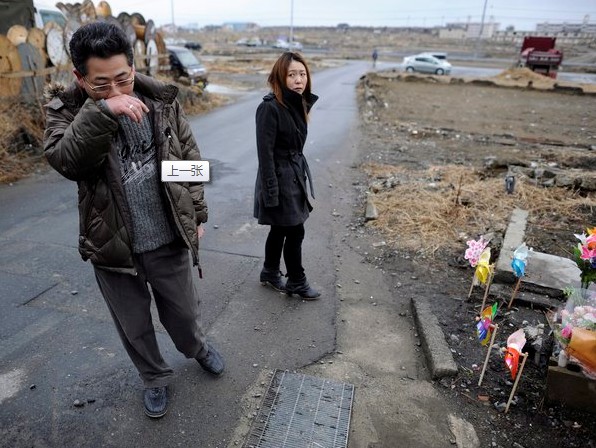 2012年3月10日,日本陆前高田市,民众纪念遇难亲属。