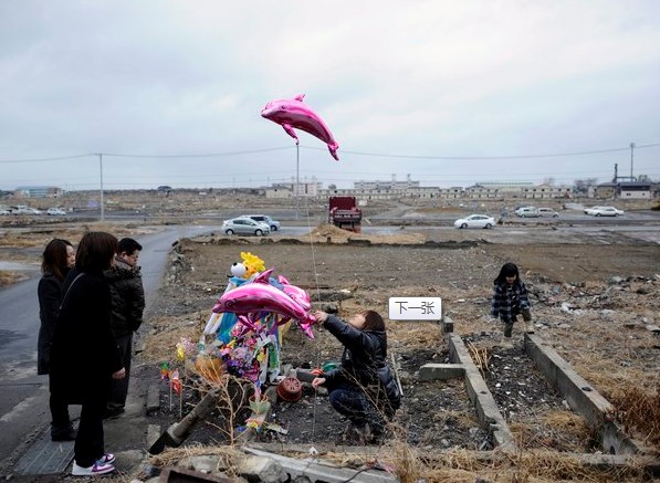 2012年3月10日,日本陆前高田市,民众纪念遇难亲属。