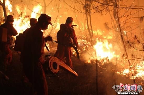 图为2月15日晚,武警昆明市森林支队在现场扑救。中新社发 张申民 摄 图为2月15日晚,武警昆明市森林支队在现场扑救。中新社发 张申民 摄