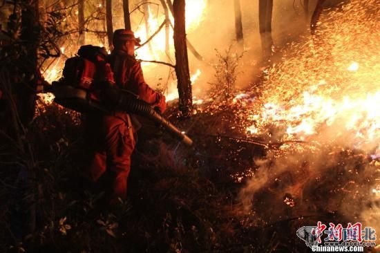 图为2月15日晚,武警昆明市森林支队在现场扑救。中新社发 张申民 摄 图为2月15日晚,武警昆明市森林支队在现场扑救。中新社发 张申民 摄