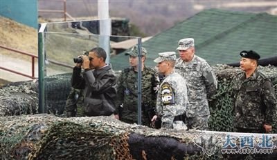 25日,奥巴马在三八线一处哨所,隔着防弹玻璃观望朝鲜。奥巴马当天抵达韩国后,首先访问了三八线。 25日,奥巴马在三八线一处哨所,隔着防弹玻璃观望朝鲜。奥巴马当天抵达韩国后,首先访问了三八线。