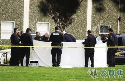 2日，美国加州奥克兰市，警方正准备移动奥伊科斯大学枪击案遇害者尸体。