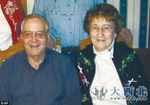 81岁老汉柯林斯和80岁老伴海伦