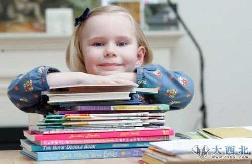 4岁的英国女童海蒂智商高达159,仅次于英国著名物理学家史蒂芬·霍金。 4岁的英国女童海蒂智商高达159,仅次于英国著名物理学家史蒂芬·霍金。