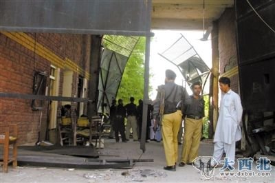 15日,巴基斯坦,政府官员查看遭塔利班毁坏的监狱大门。 15日,巴基斯坦,政府官员查看遭塔利班毁坏的监狱大门。