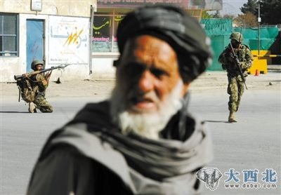 15日,阿富汗喀布尔,正在打击塔利班的阿富汗国民军准备发射火箭弹。 15日,阿富汗喀布尔,正在打击塔利班的阿富汗国民军准备发射火箭弹。