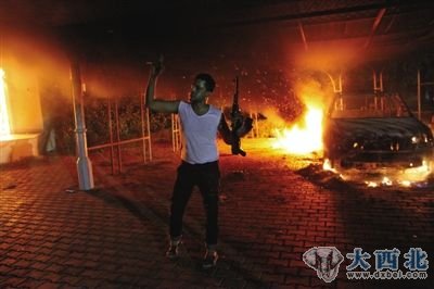 9月11日,利比亚班加西,一名手持武器的男子身处美驻班加西领事馆内。当晚,数百名武装分子冲入班加西美国领事馆,抗议诋毁伊斯兰教先知穆罕默德的电影。 9月11日,利比亚班加西,一名手持武器的男子身处美驻班加西领事馆内。当晚,数百名武装分子冲入班加西美国领事馆,抗议诋毁伊斯兰教先知穆罕默德的电影。