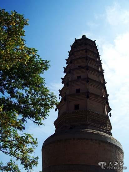 高耸入云的白塔,似乎在追思着历史的点点滴滴(图:大智若驴) 高耸入云的白塔,似乎在追思着历史的点点滴滴(图:大智若驴)