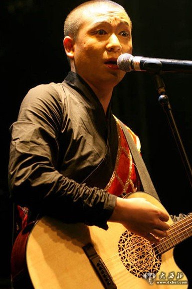 二手玫瑰乐队.梁龙照片: