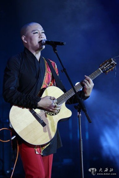 二手玫瑰乐队.梁龙照片: