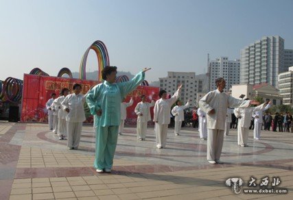 九州中路社区庆国庆:辖区老年大学表演健身气功.jpg