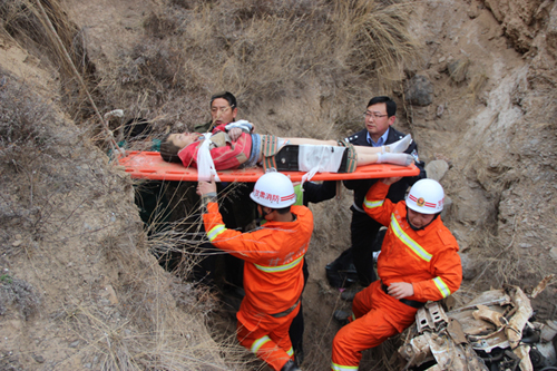 甘肃舟曲:轿车坠崖4人伤亡