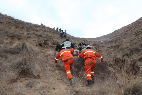 甘肃舟曲:轿车坠崖4人伤亡