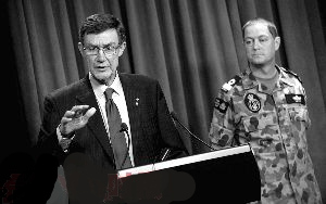 澳大利亚搜寻马航MH370航班联合协调中心总协调人安格斯·休斯敦(左)出席在珀斯举行的新闻发布会