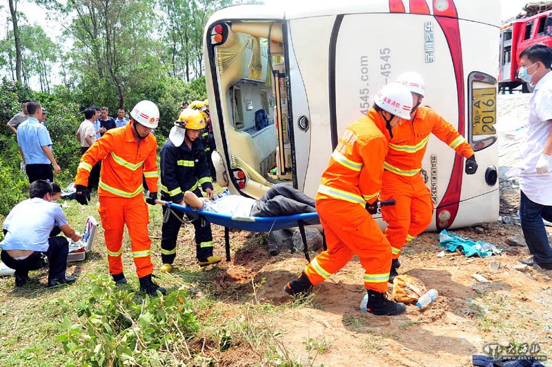 海南一学校组织学生春游发生车祸 致8名小学生死亡