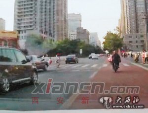 　　斑马线上的孩子跑步过马路