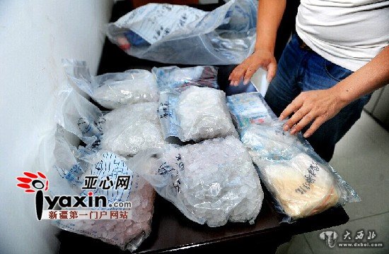 毒贩从广州快递毒品来疆卖 民警抓8人缴获冰毒11公斤 毒贩从广州快递毒品来疆卖 民警抓8人缴获冰毒11公斤