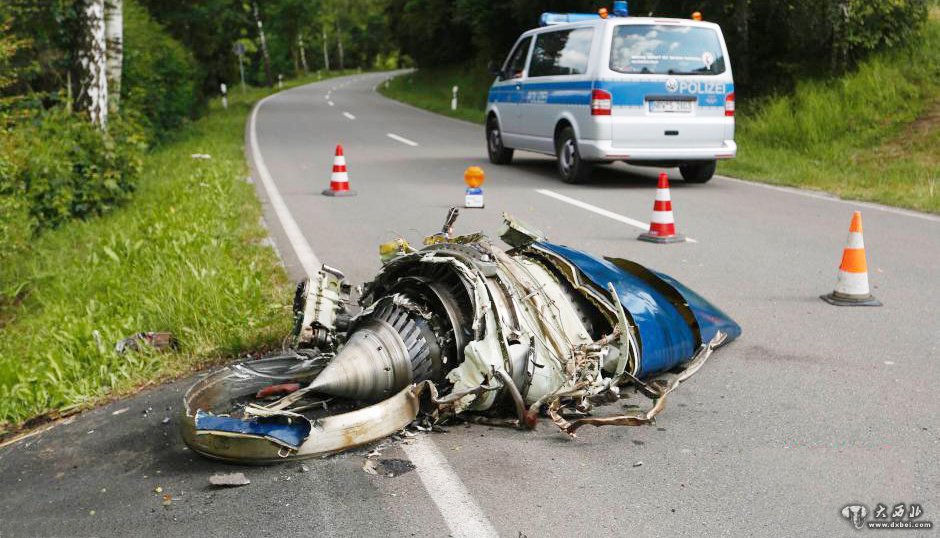 德国一架台风战斗机与民用飞机相撞